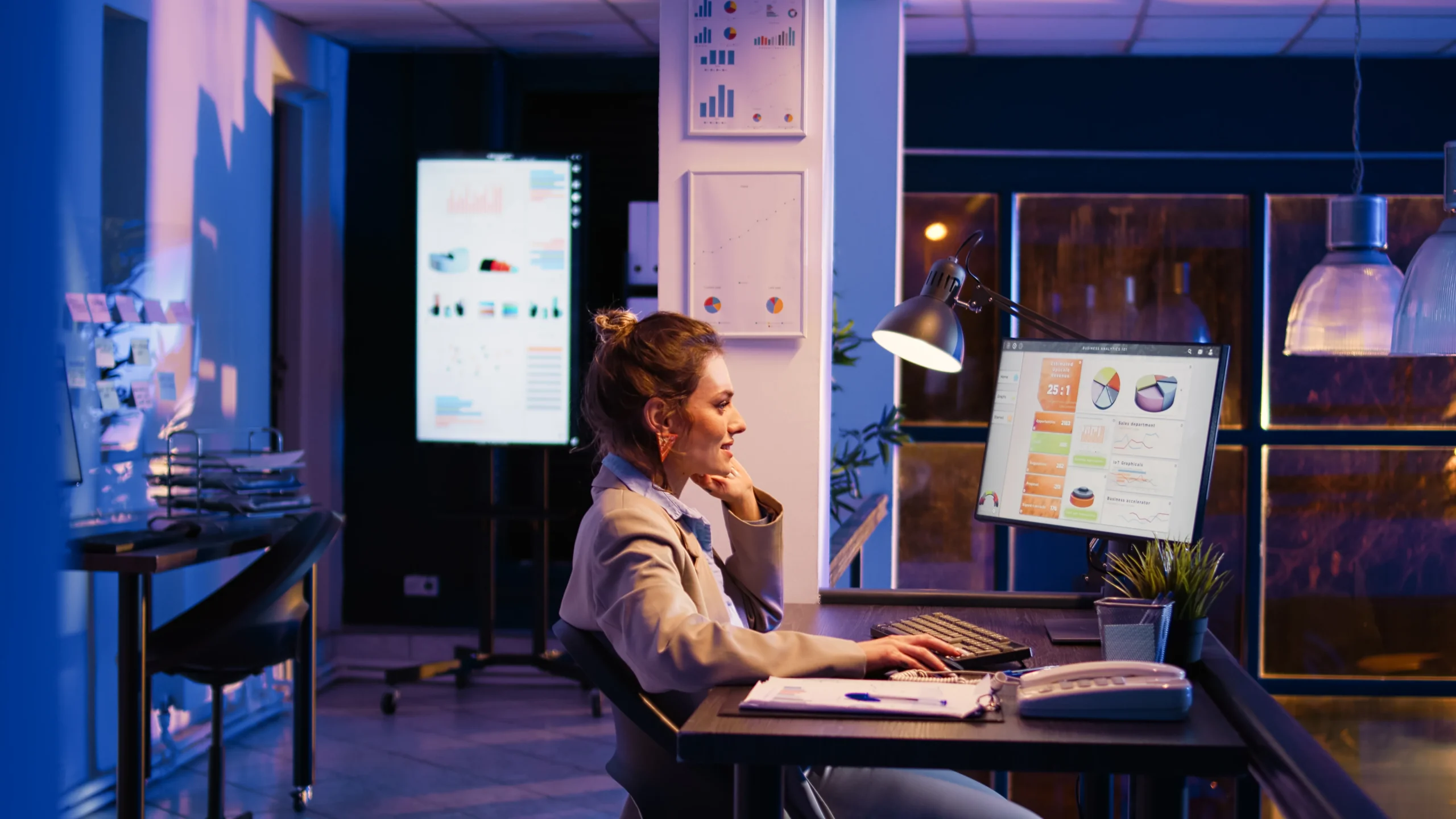 entrepreneur-working-financial-growth-late-night